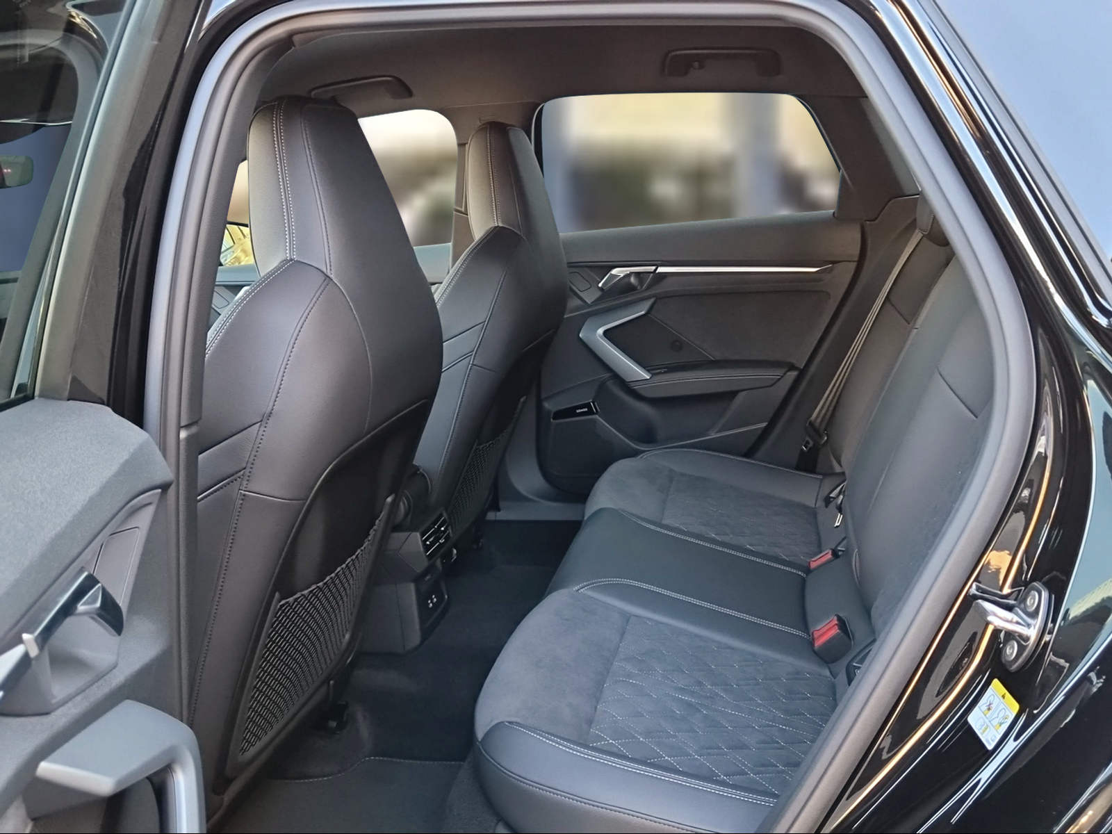 AUDI A3 Sportback TFSI e 200 kW S line Attraction S tronic Mythosschwarz Metallic-image-9