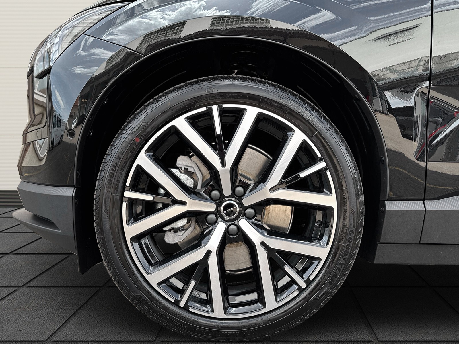 VOLVO EX30 E60 Twin Ultra Performance Sw. Black Ed. AWD-image-4