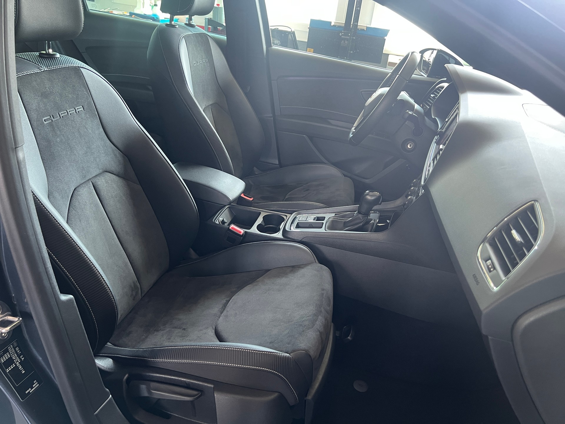 SEAT Leon 2.0 TSI Cupra 300 DSG 4Drive-image-6