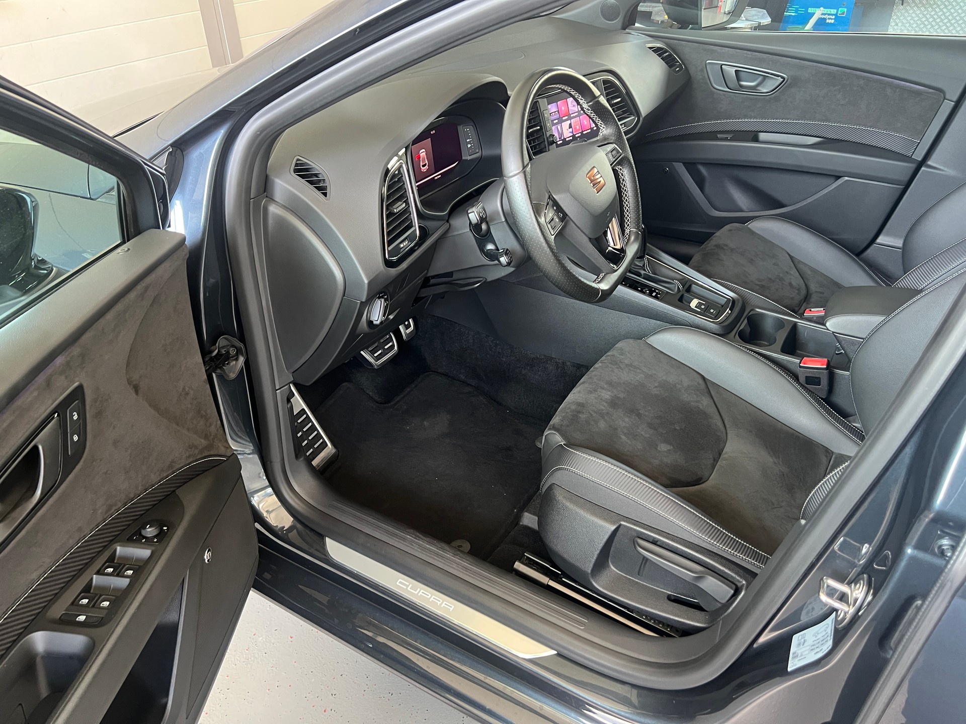 SEAT Leon 2.0 TSI Cupra 300 DSG 4Drive-image-4