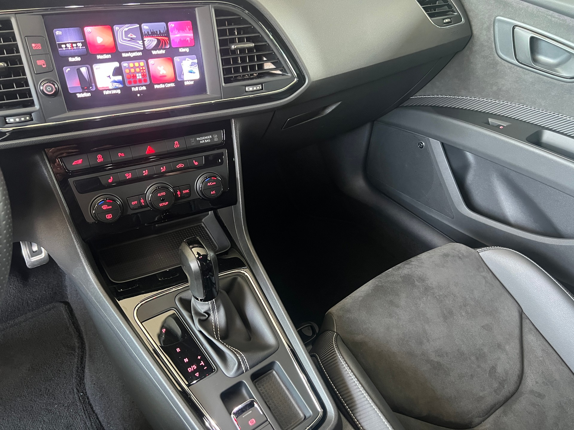 SEAT Leon 2.0 TSI Cupra 300 DSG 4Drive-image-10