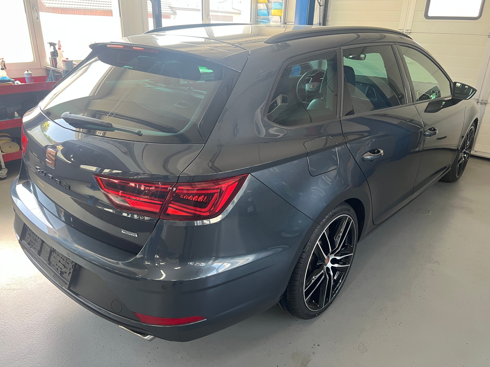 SEAT Leon 2.0 TSI Cupra 300 DSG 4Drive-image-3