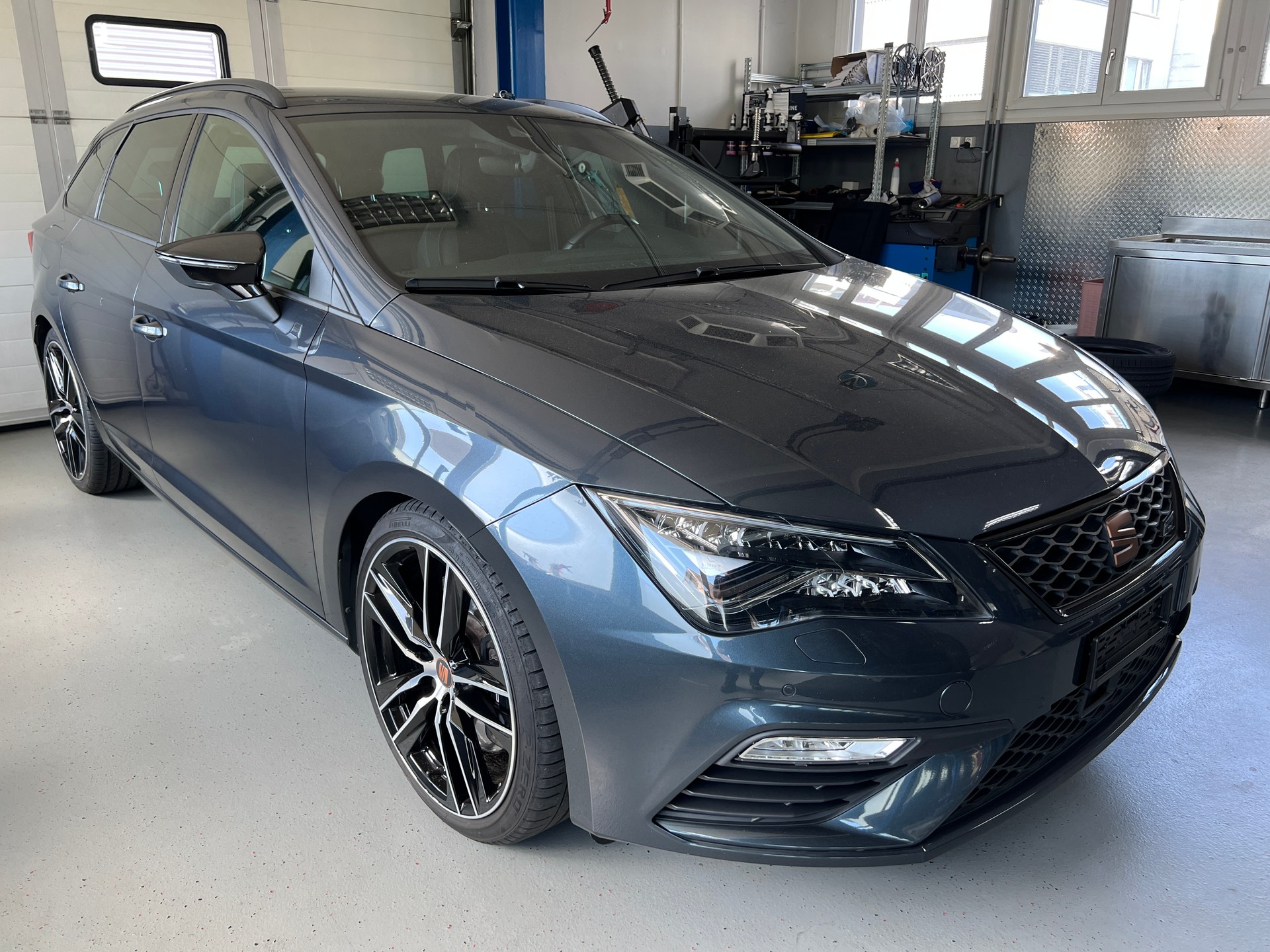 SEAT Leon 2.0 TSI Cupra 300 DSG 4Drive-image-1