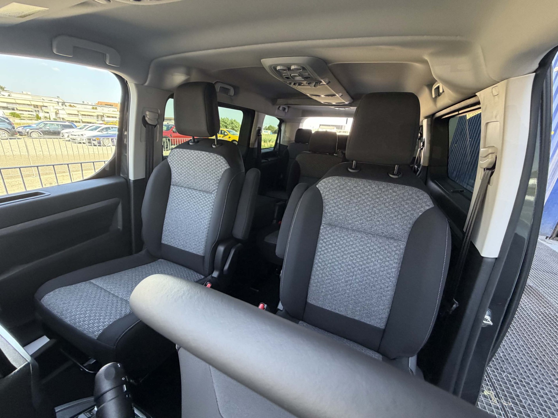PEUGEOT Traveller Standard 2.2 BlueHDi 180 Family Edition S/S-image-12