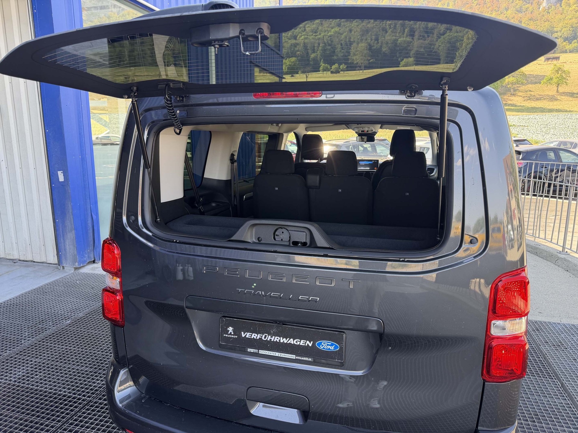 PEUGEOT Traveller Standard 2.2 BlueHDi 180 Family Edition S/S-image-5