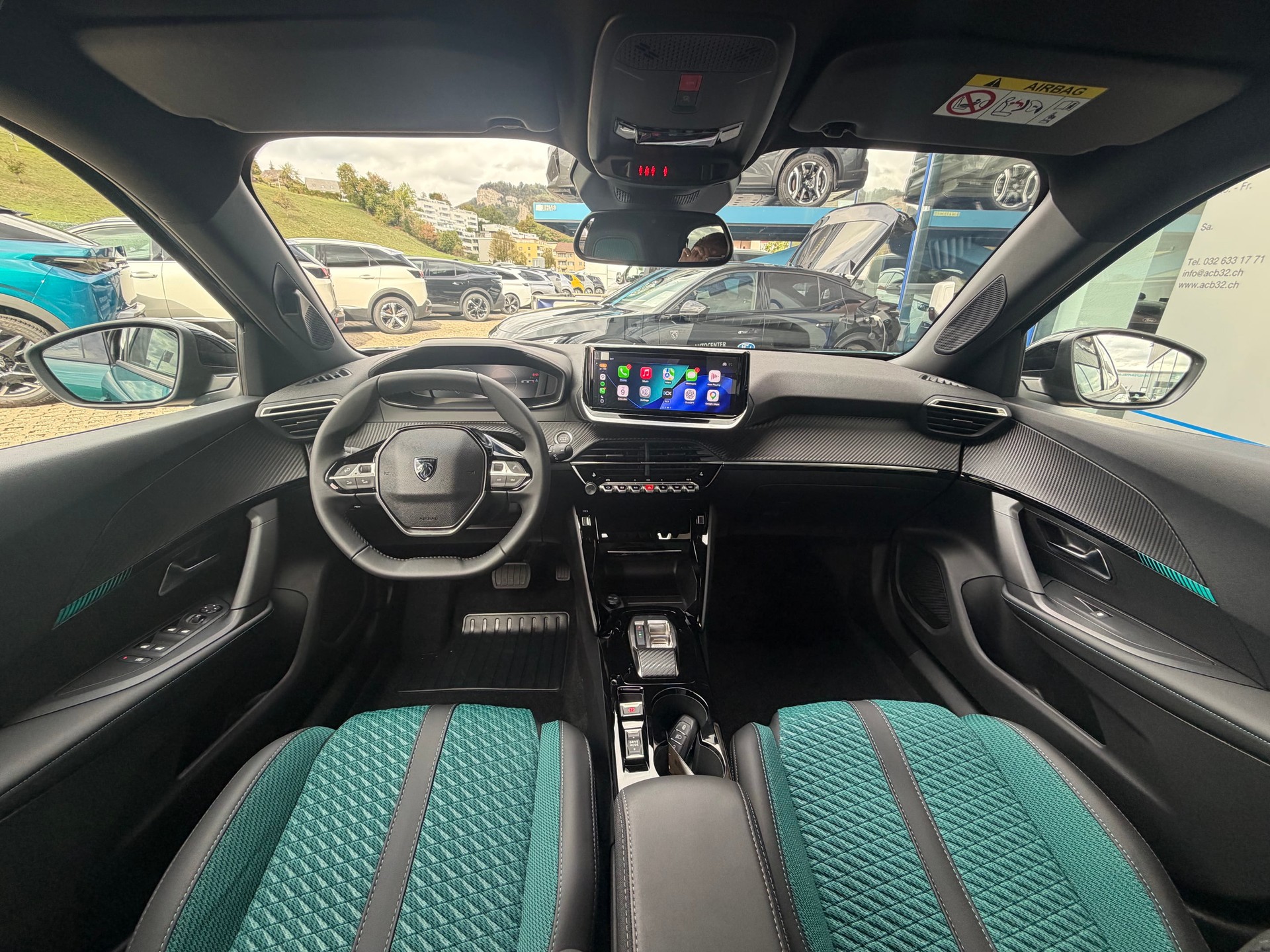 PEUGEOT 2008 1.2 Hybrid 145 Envy-image-9