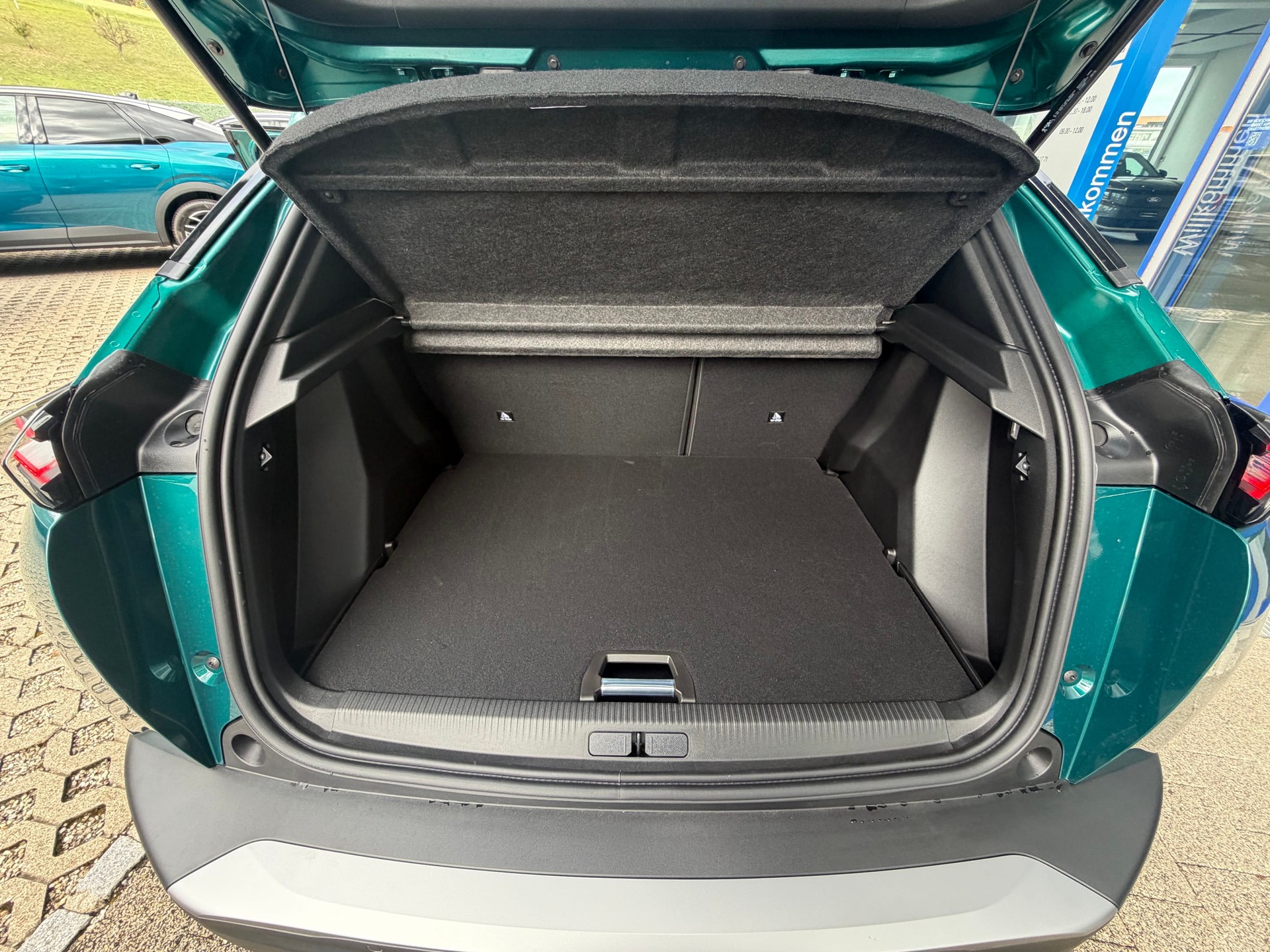 PEUGEOT 2008 1.2 Hybrid 145 Envy-image-12