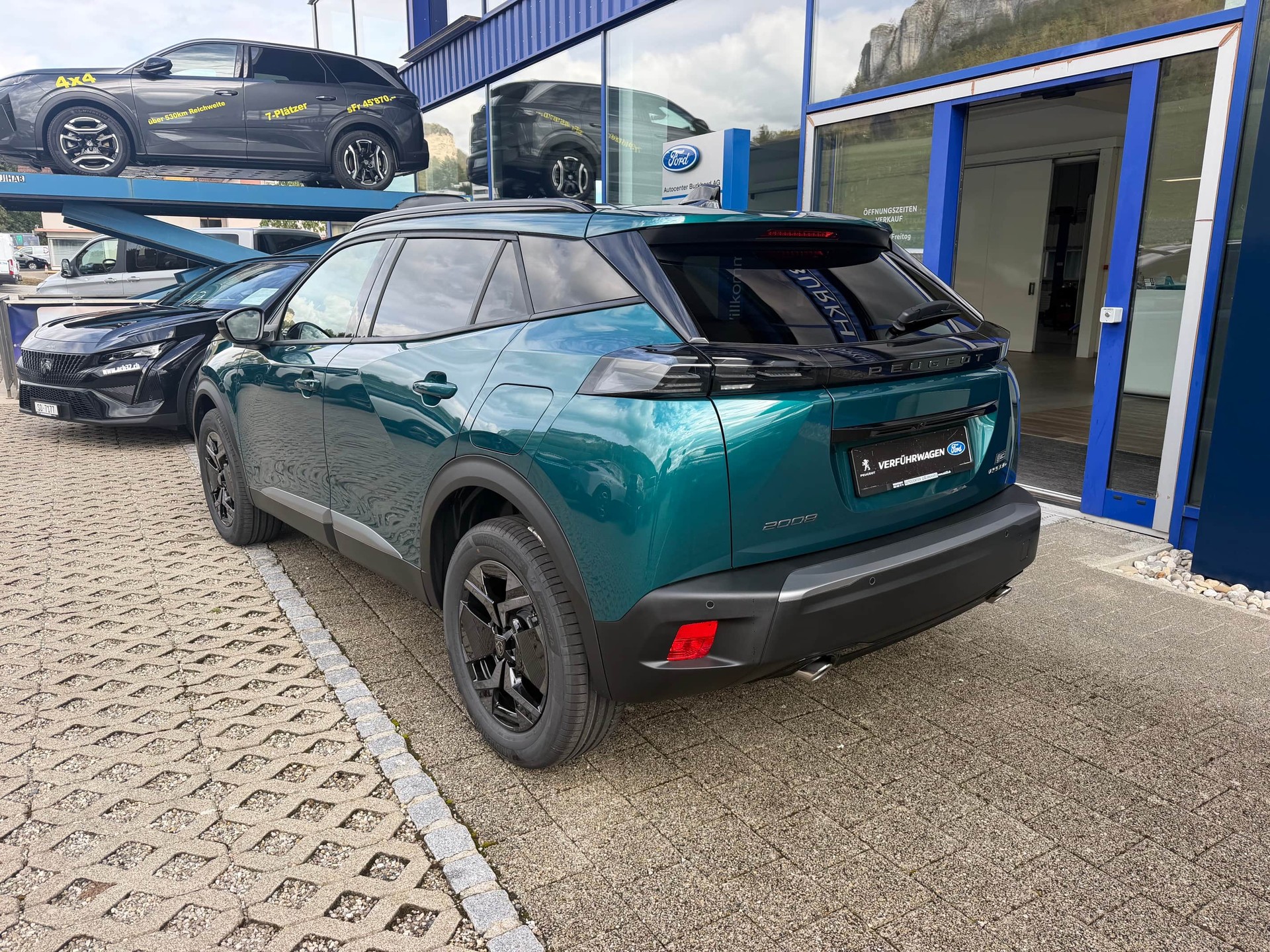 PEUGEOT 2008 1.2 Hybrid 145 Envy-showroom-element-2