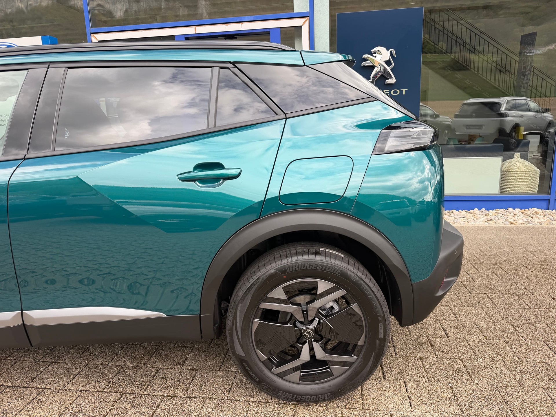 PEUGEOT 2008 1.2 Hybrid 145 Envy-image-6
