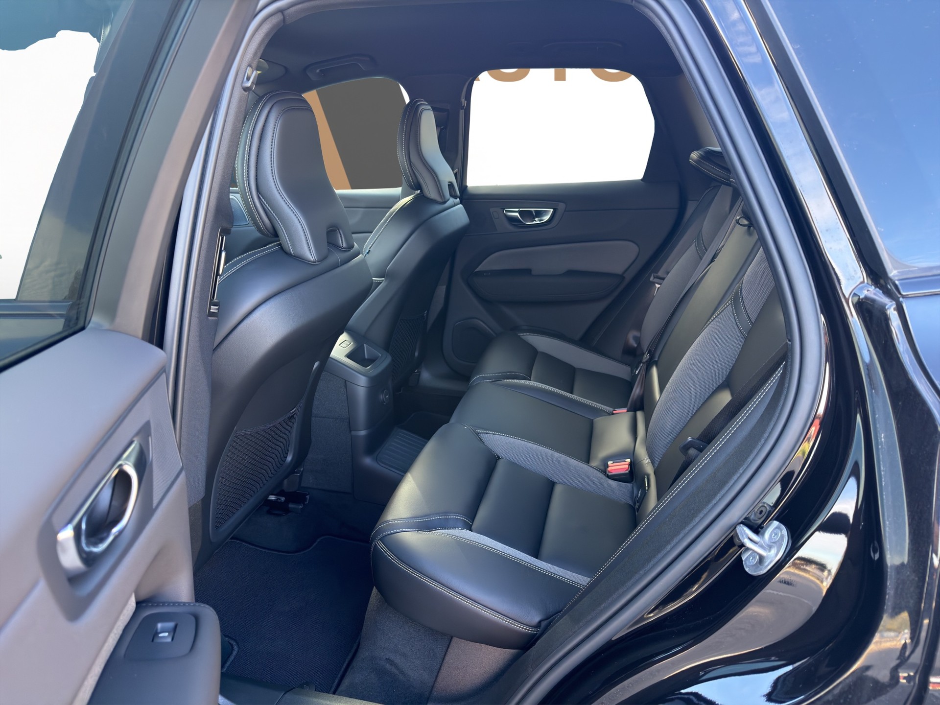 VOLVO XC60 2.0 T8 TE Black Edition eAWD-image-16