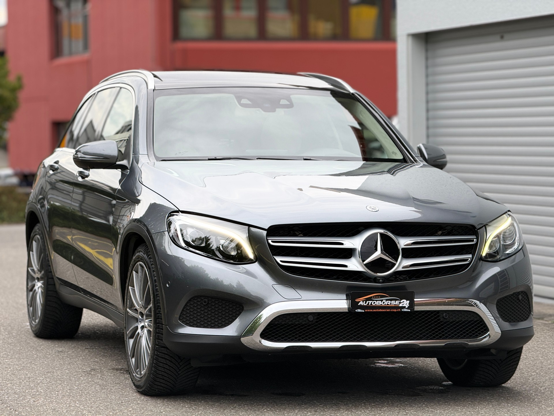MERCEDES-BENZ GLC 250 4Matic 9G-Tronic-showroom-element-1