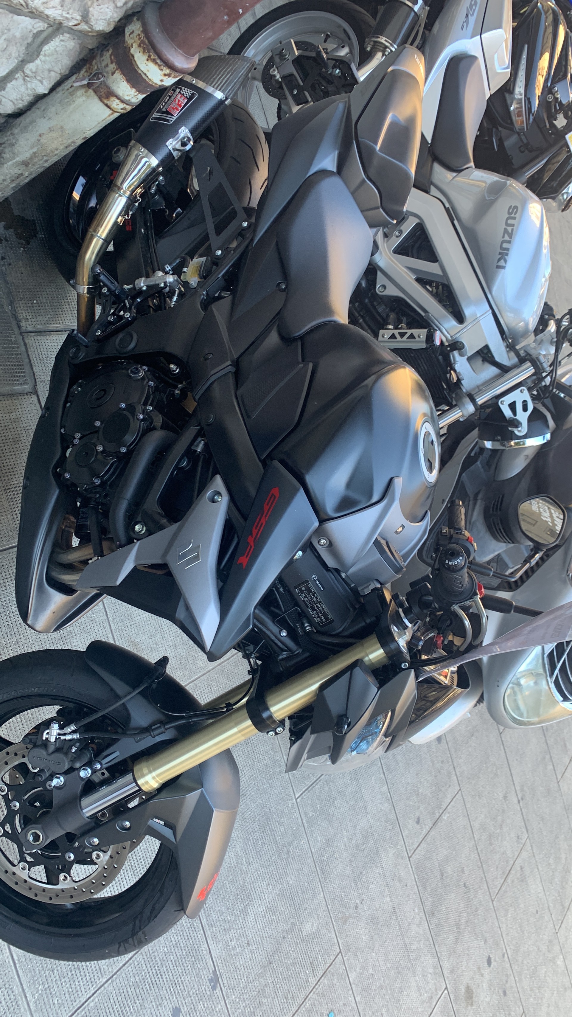 SUZUKI GSR 750 ABS-image-2