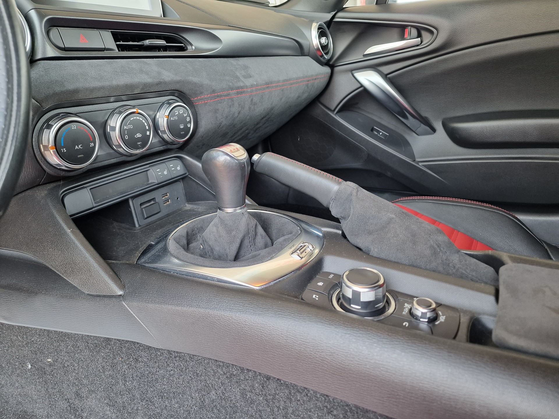 FIAT 124 Spider 1.4 TB Abarth-image-12