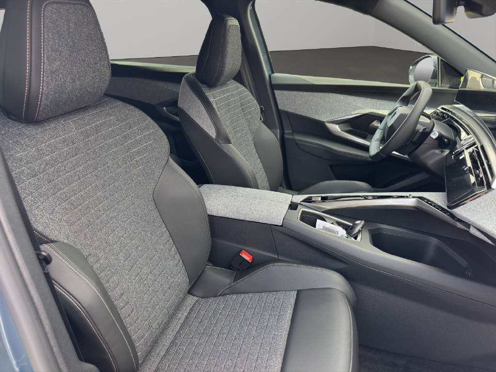 PEUGEOT 5008 1.2 Hybrid Allure Premium-image-9