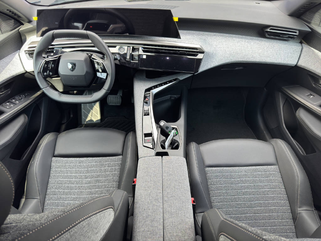 PEUGEOT 5008 1.2 Hybrid Allure Premium-image-8