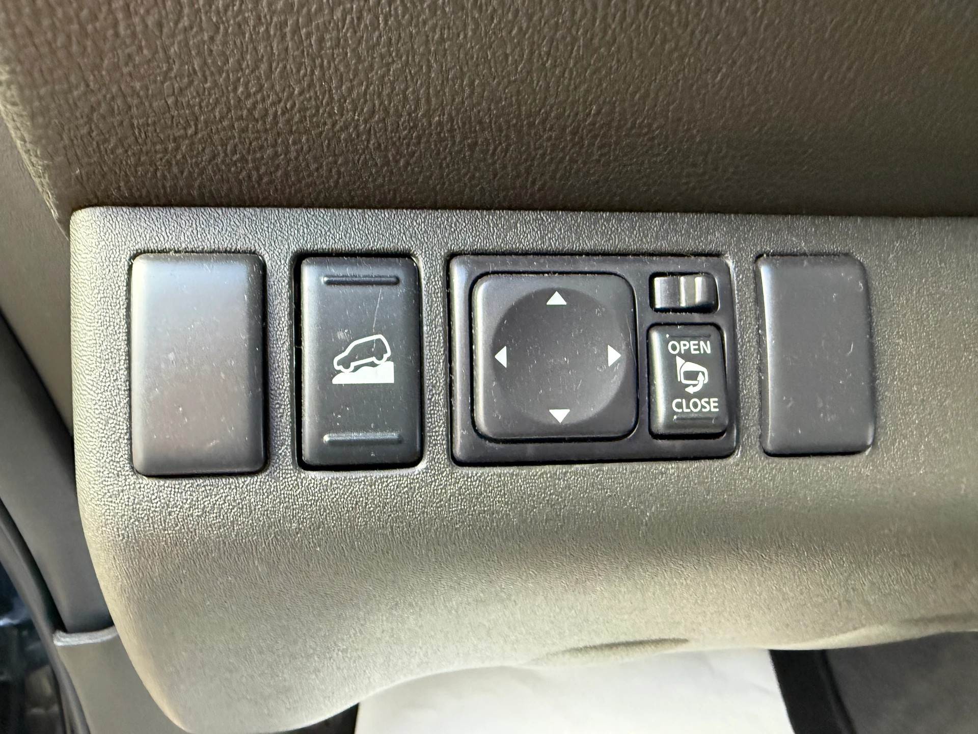 NISSAN Pathfinder 3.0 dCi LE Automatic-image-14