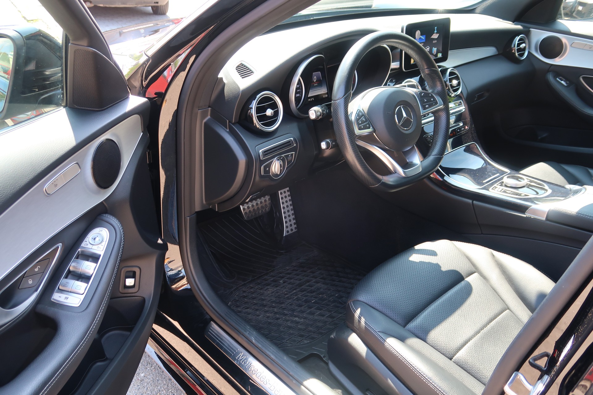 MERCEDES-BENZ C 200 AMG Line 4Matic 9G-Tronic-image-6