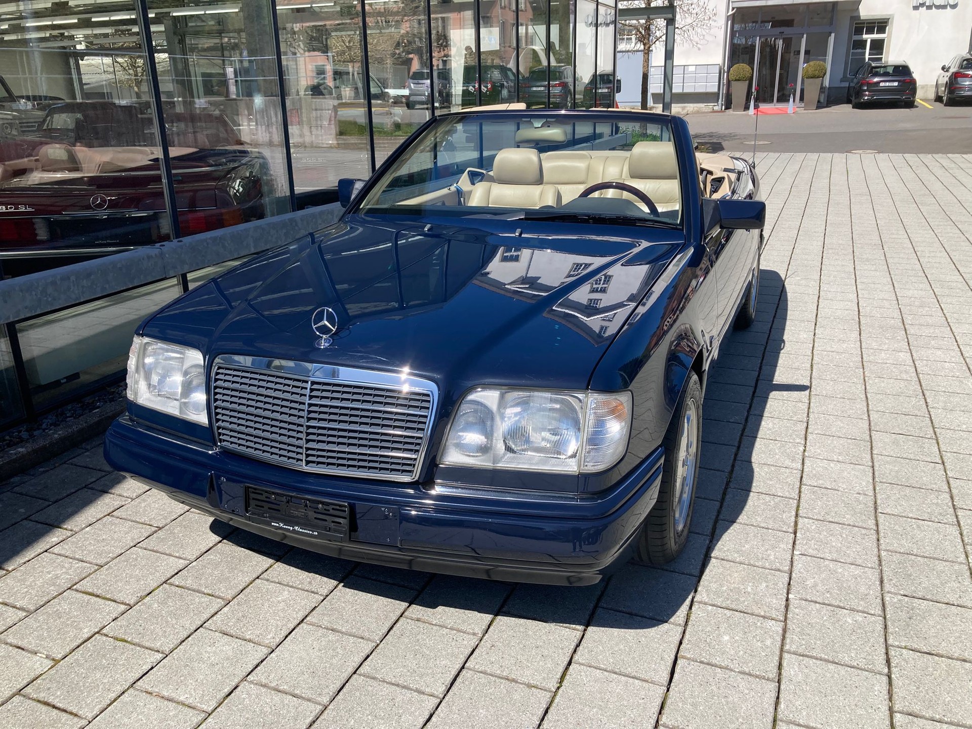 MERCEDES-BENZ E 320 Cabrio-showroom-element-1