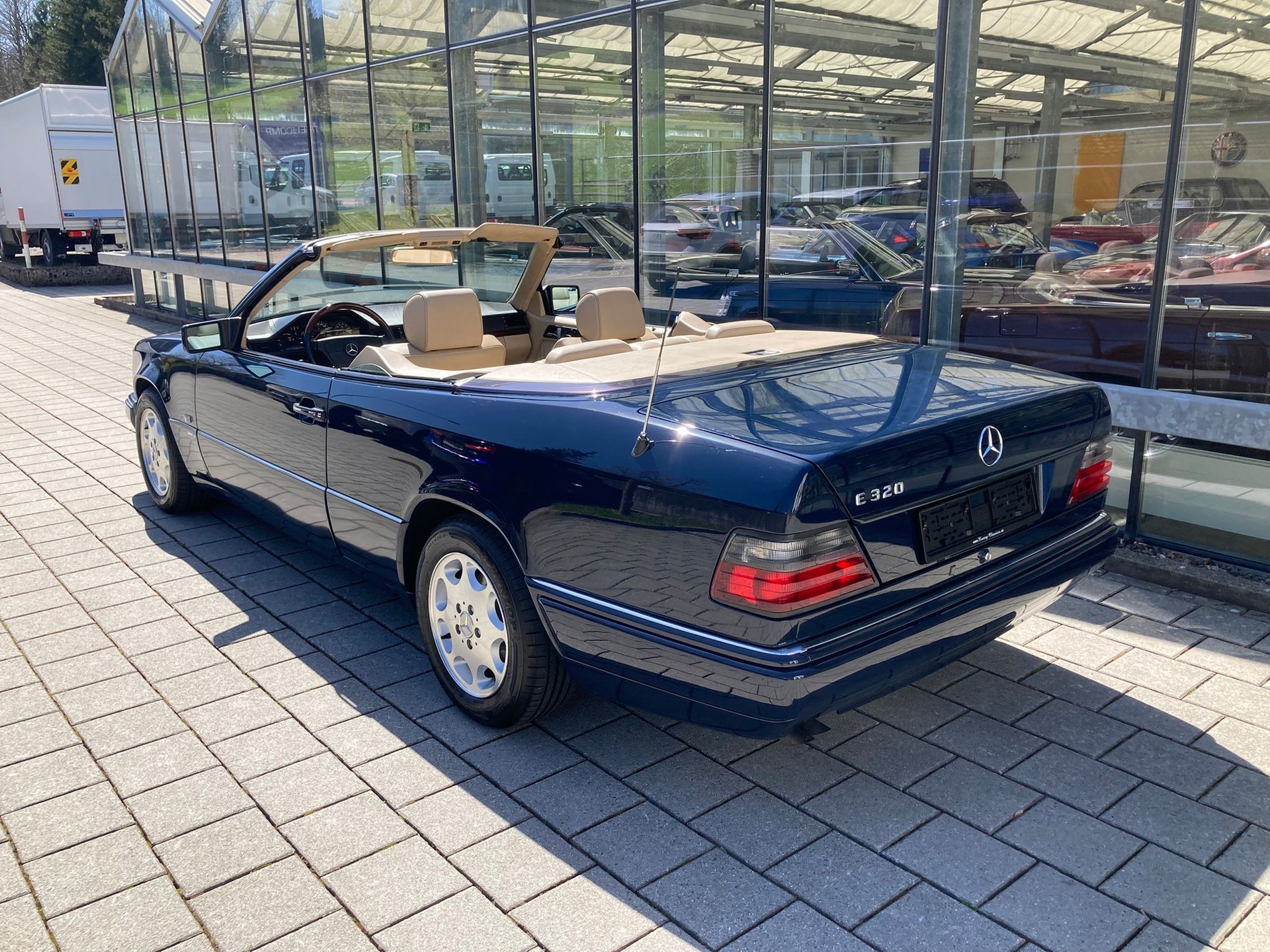 MERCEDES-BENZ E 320 Cabrio-image-4