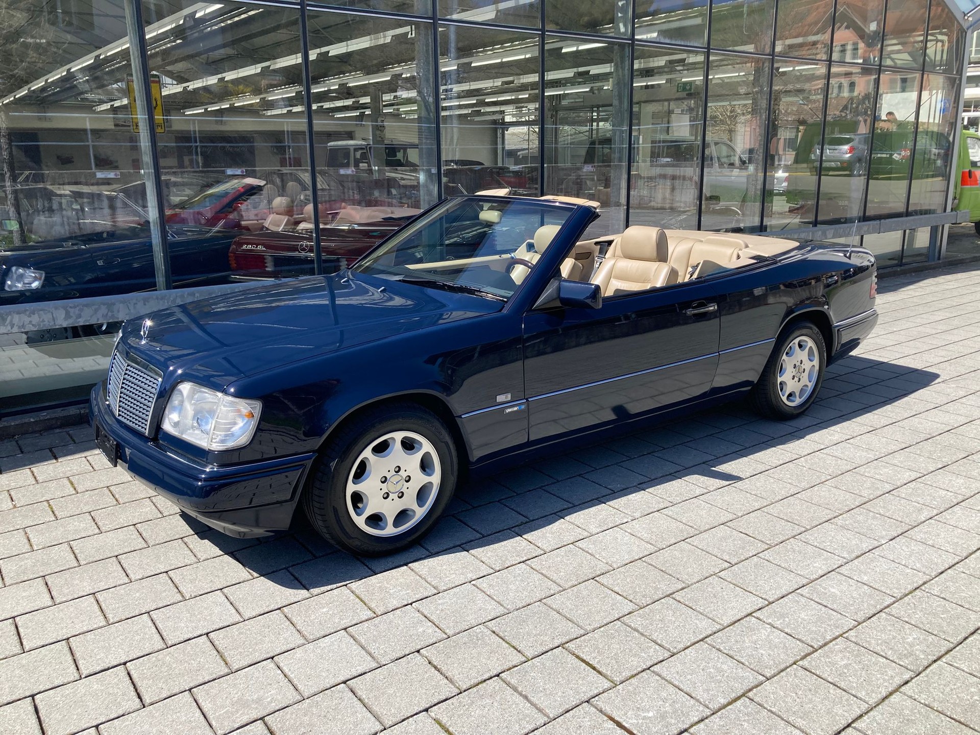 MERCEDES-BENZ E 320 Cabrio-showroom-element-2