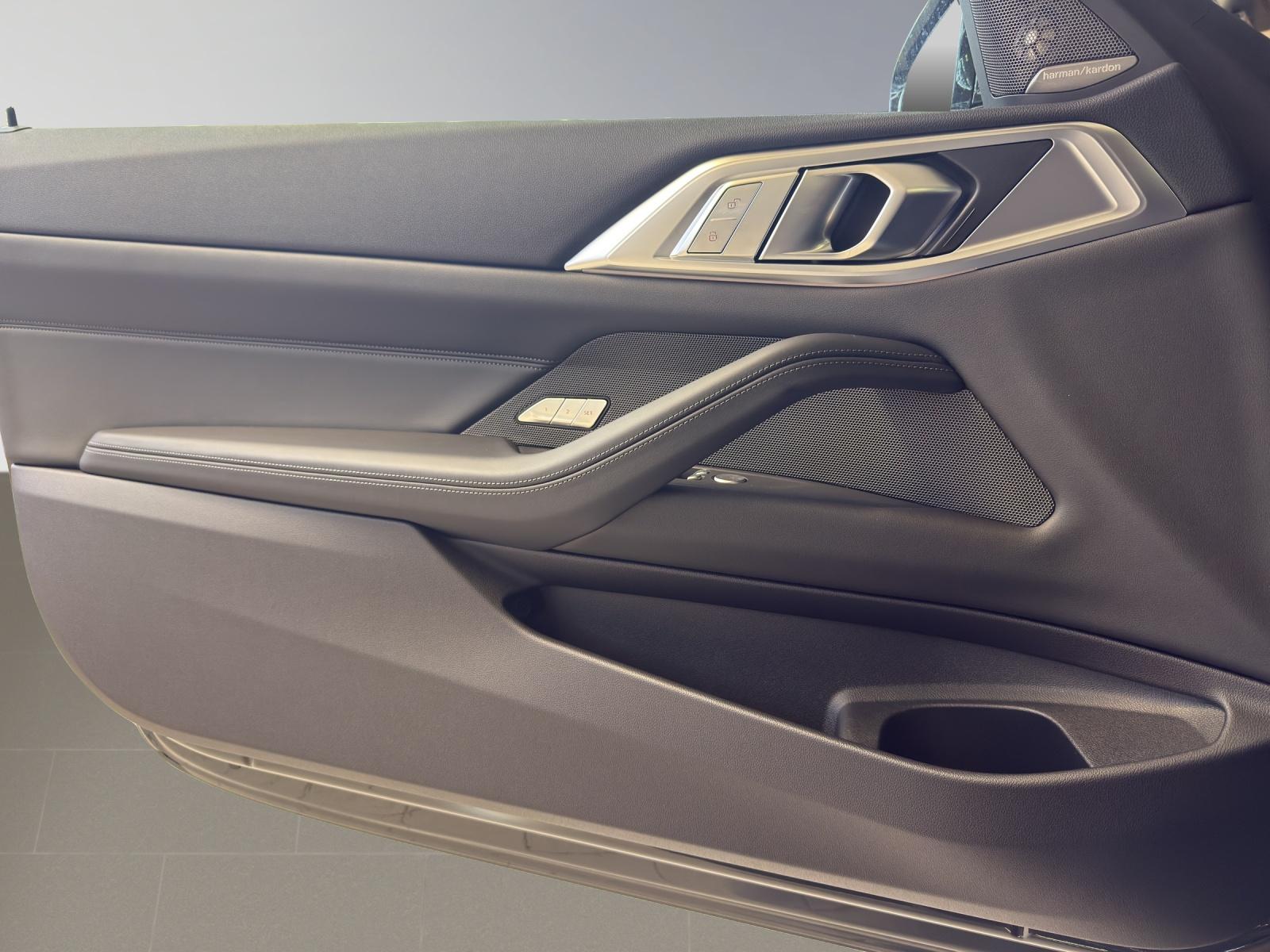 BMW M4 Cabrio Competition M xDrive-image-13