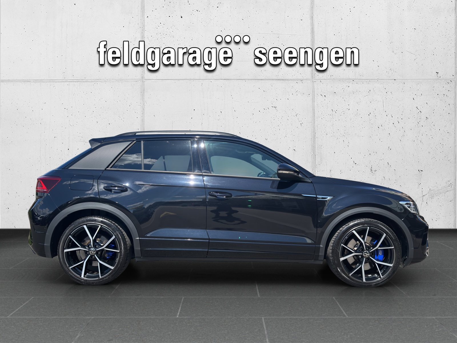 VW New T-Roc 2.0 TSI R DSG 4Motion mit AHK & Akrapovic-showroom-element-3