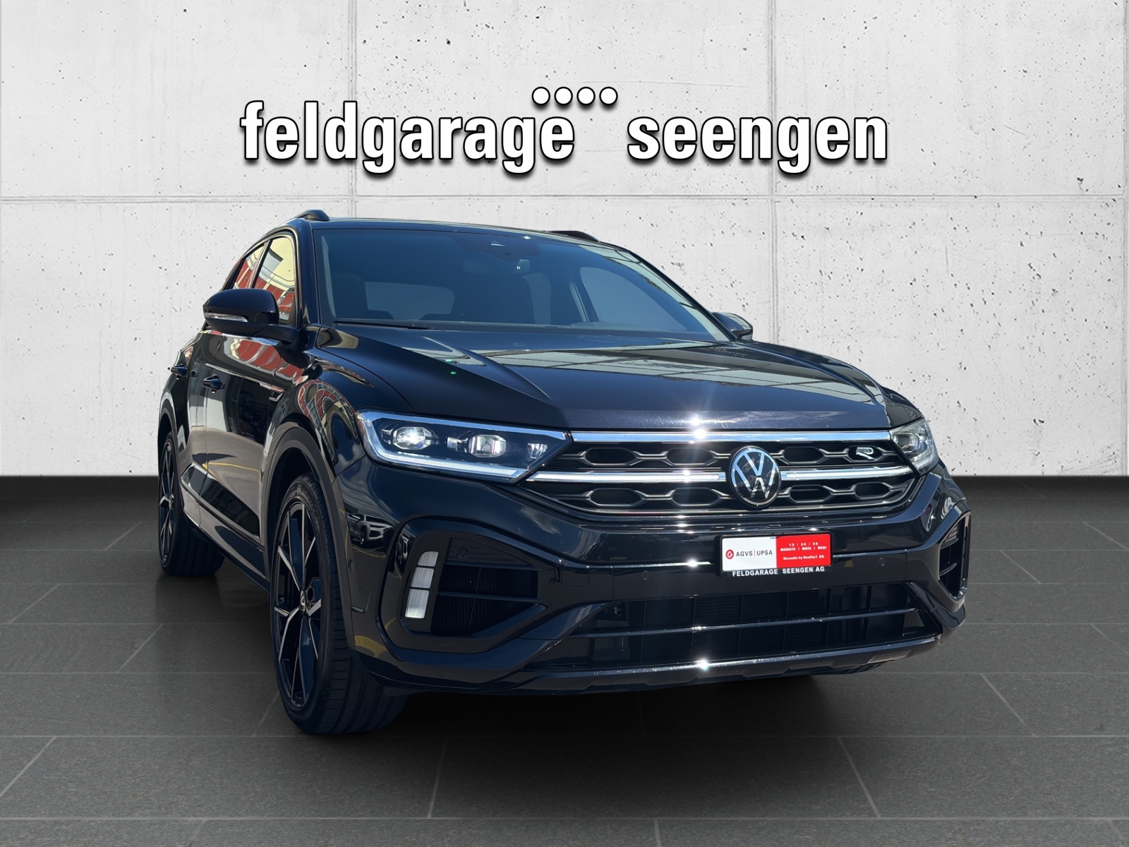 VW New T-Roc 2.0 TSI R DSG 4Motion mit AHK & Akrapovic-showroom-element-2
