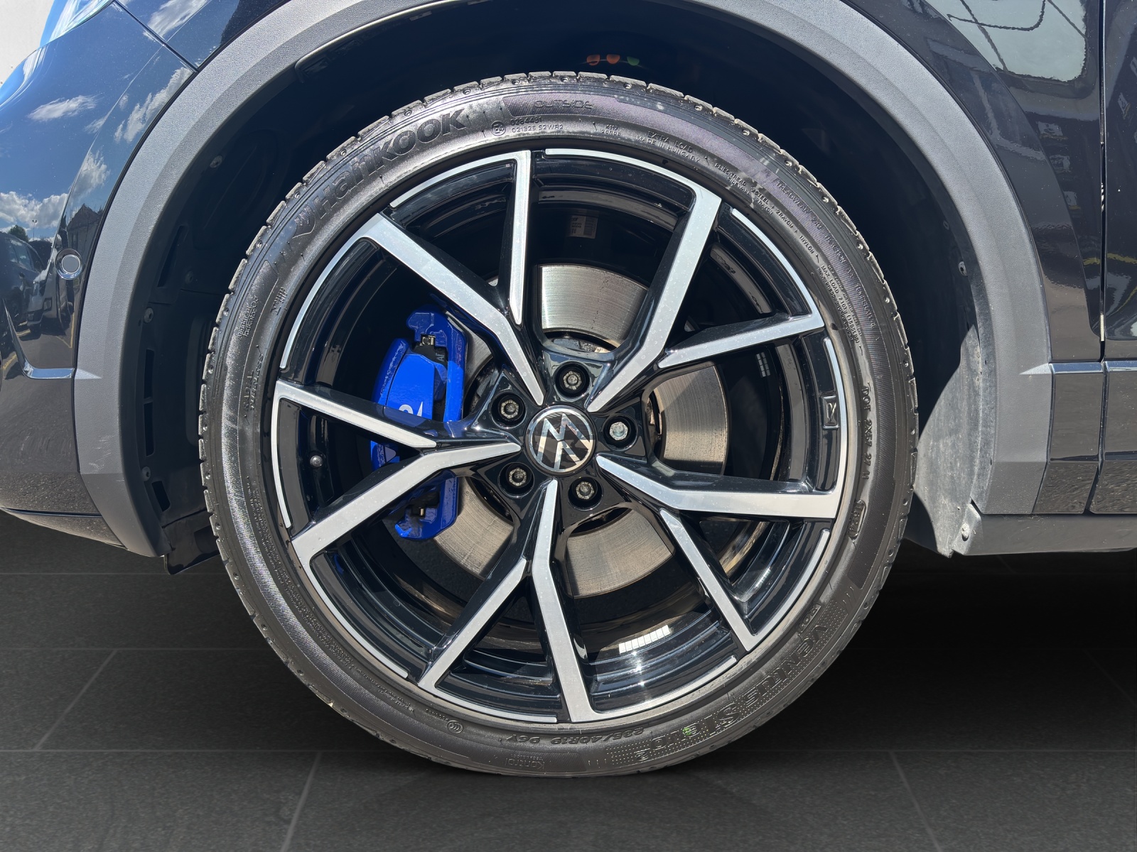 VW New T-Roc 2.0 TSI R DSG 4Motion mit AHK & Akrapovic-image-7
