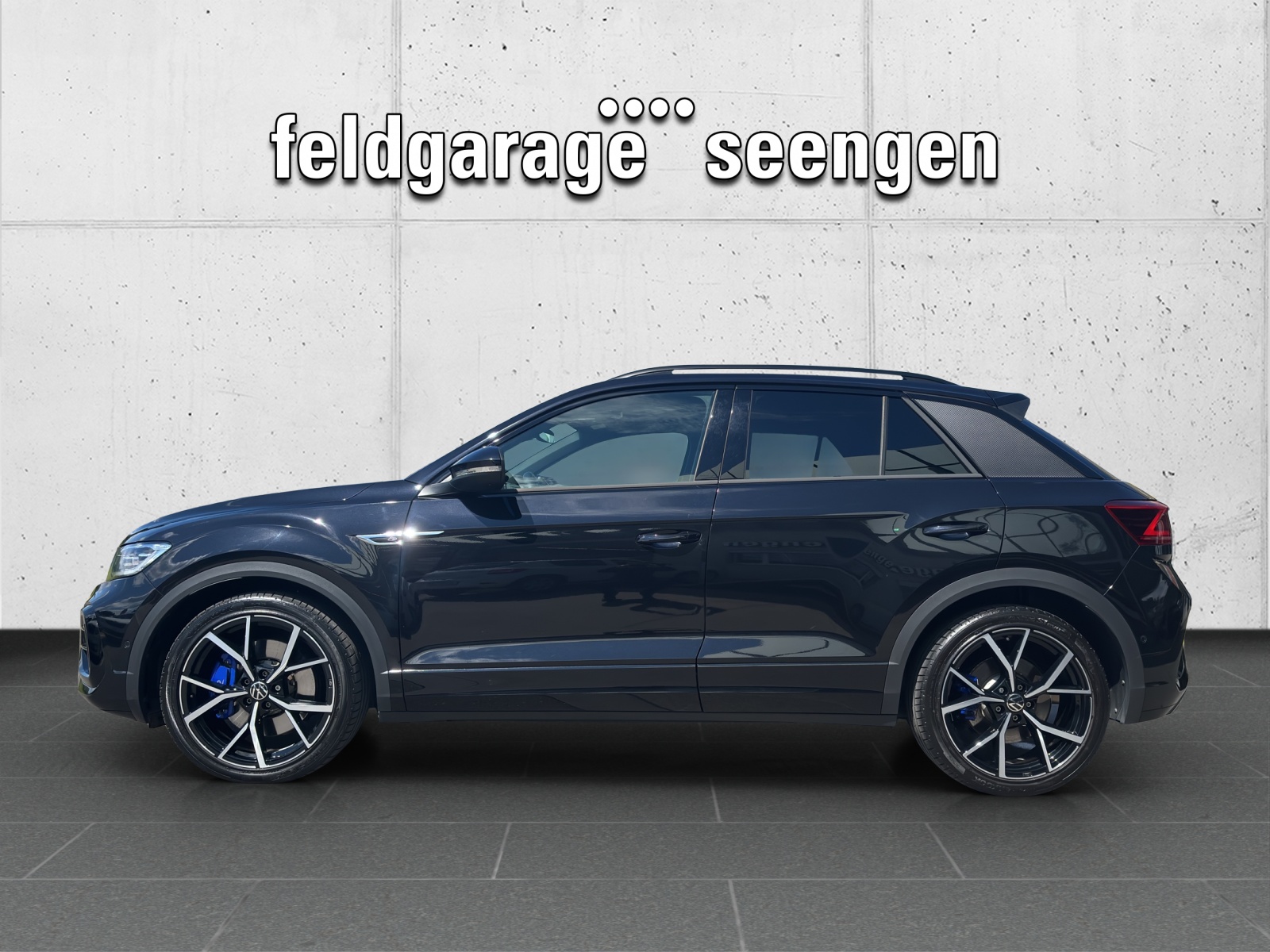 VW New T-Roc 2.0 TSI R DSG 4Motion mit AHK & Akrapovic-showroom-element-1