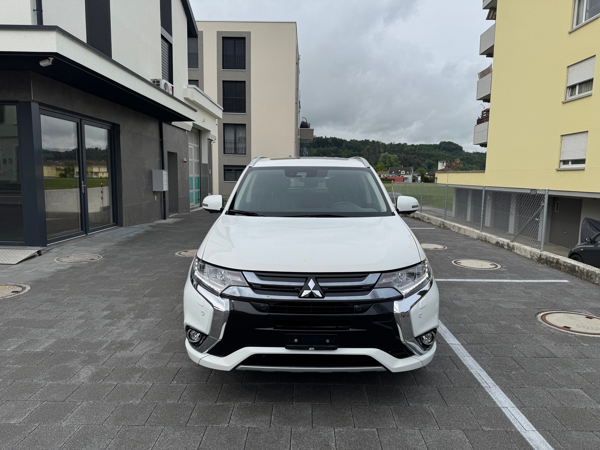 MITSUBISHI Outlander 2.0 PHEV Diamond 4WD Automatic-image-7