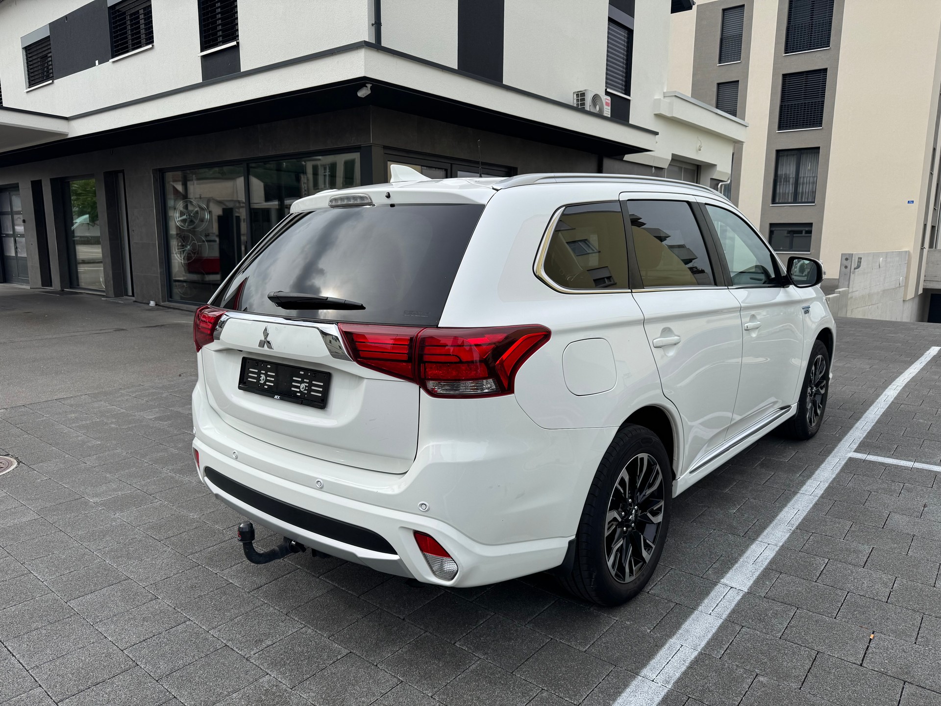 MITSUBISHI Outlander 2.0 PHEV Diamond 4WD Automatic-image-4