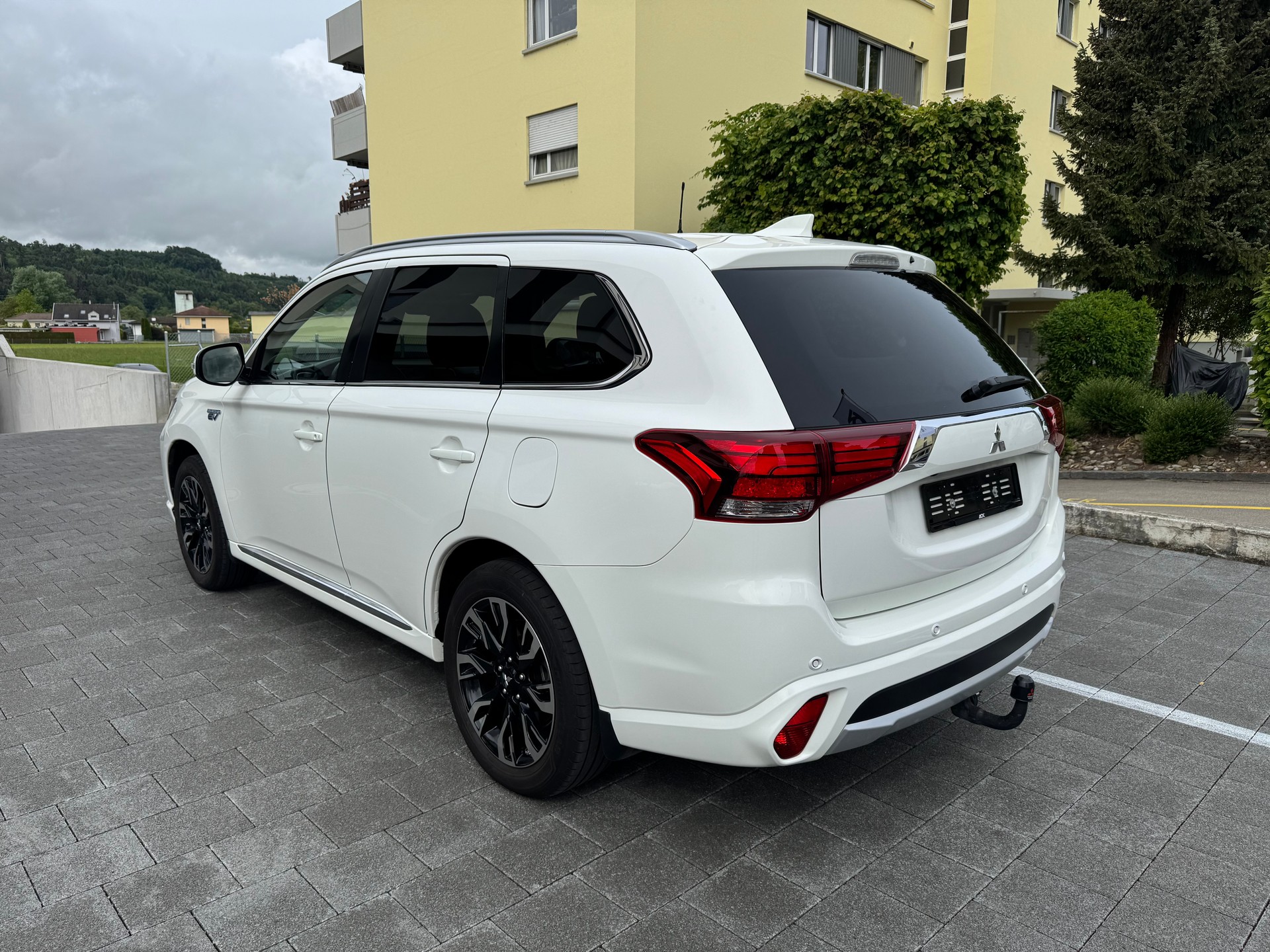 MITSUBISHI Outlander 2.0 PHEV Diamond 4WD Automatic-showroom-element-2