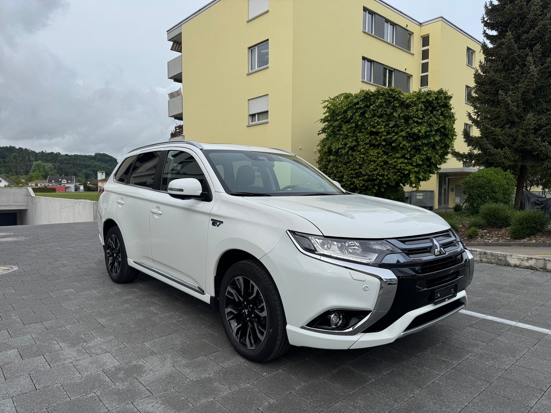MITSUBISHI Outlander 2.0 PHEV Diamond 4WD Automatic-image-6