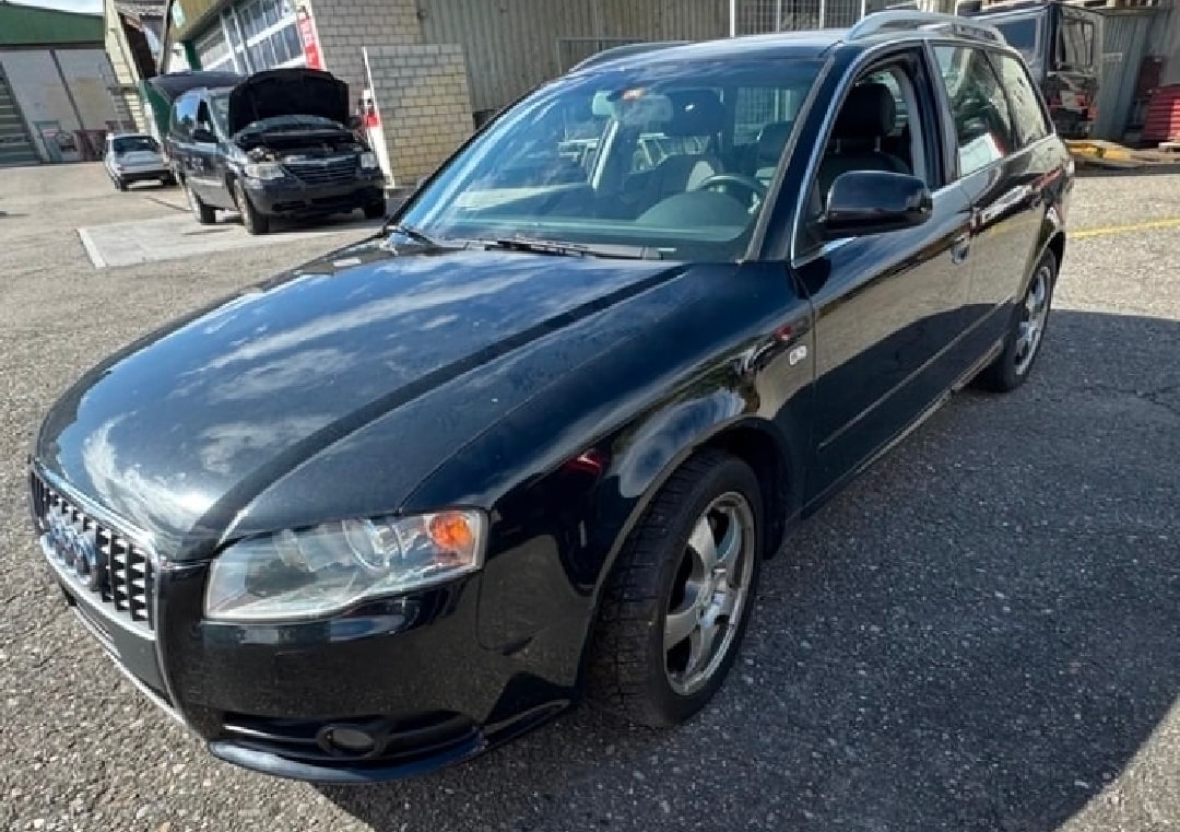 AUDI A4 Avant 2.0 Turbo FSI quattro-image-1