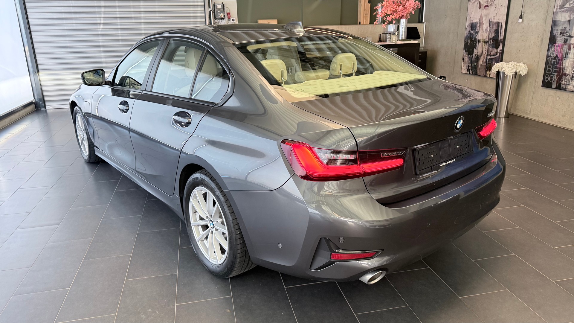 BMW 330e-image-15