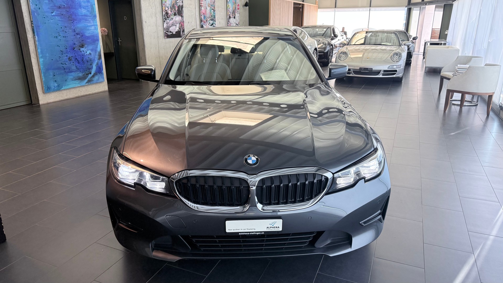 BMW 330e-showroom-element-3