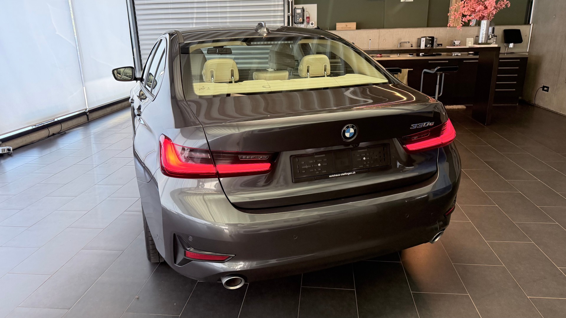 BMW 330e-image-18