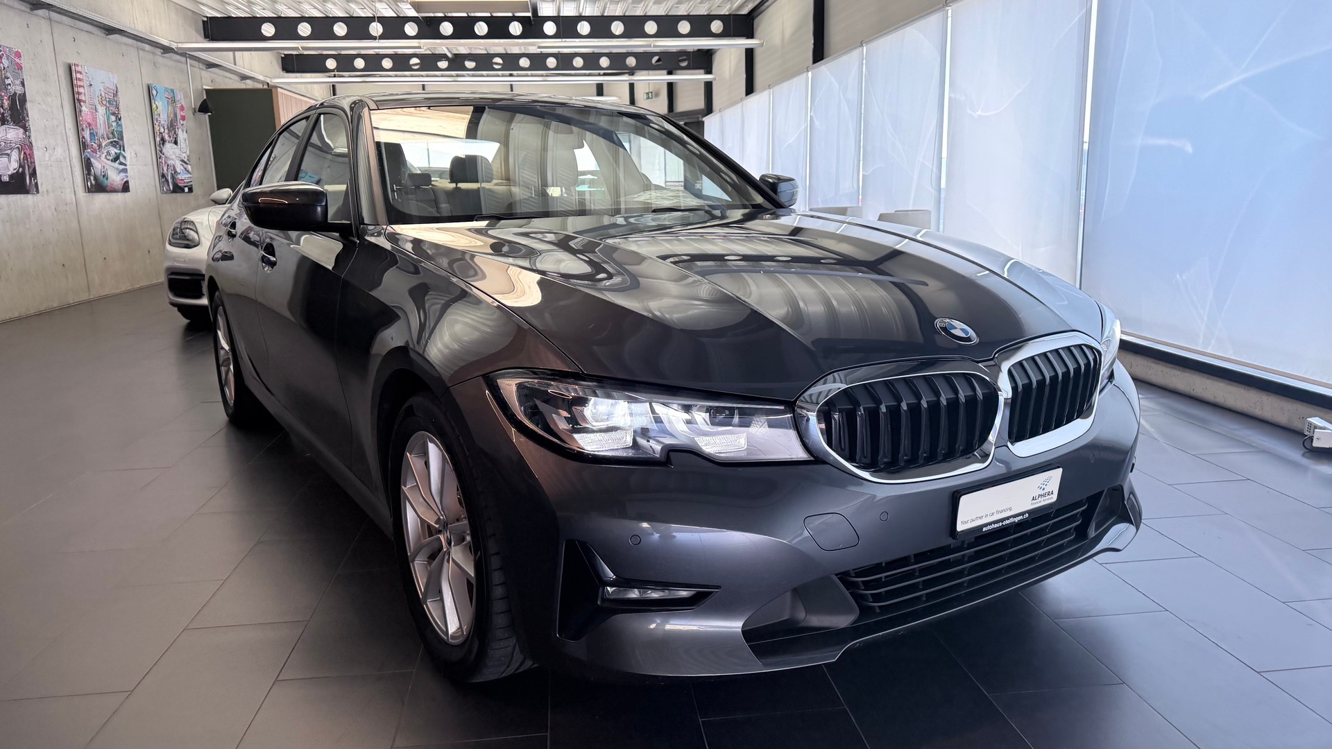 BMW 330e-showroom-element-2