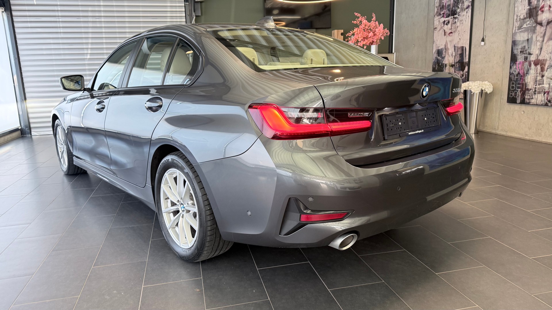 BMW 330e-image-17