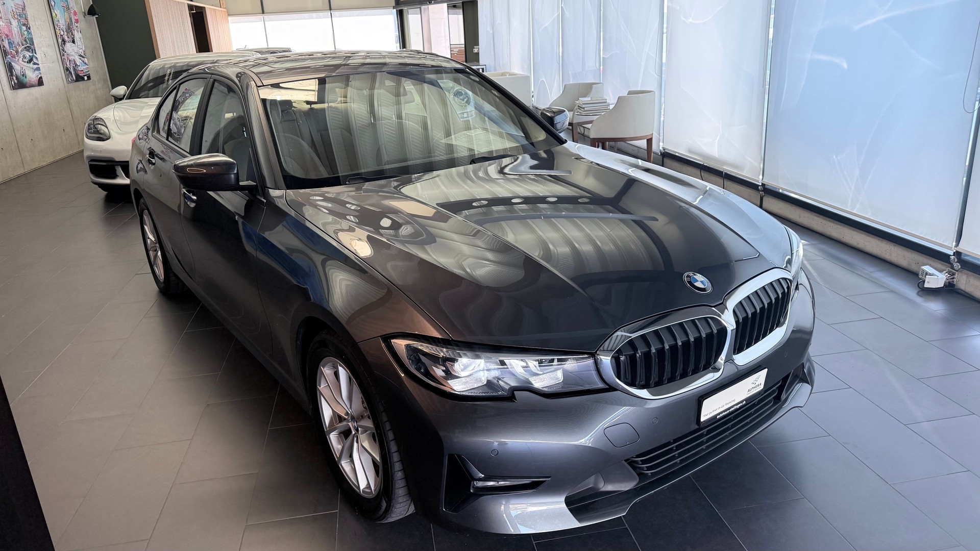BMW 330e-showroom-element-1