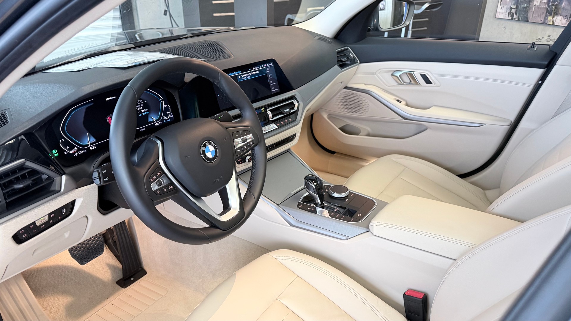 BMW 330e-image-9