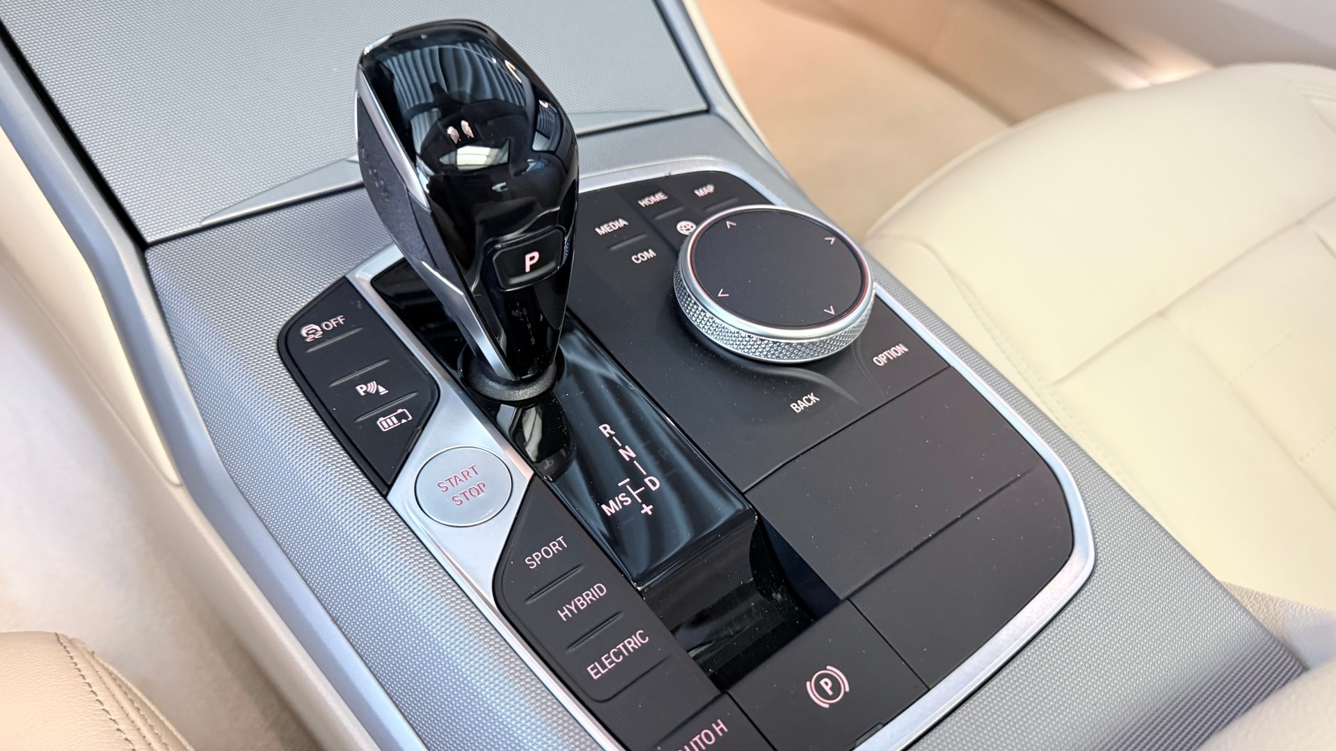 BMW 330e-image-12