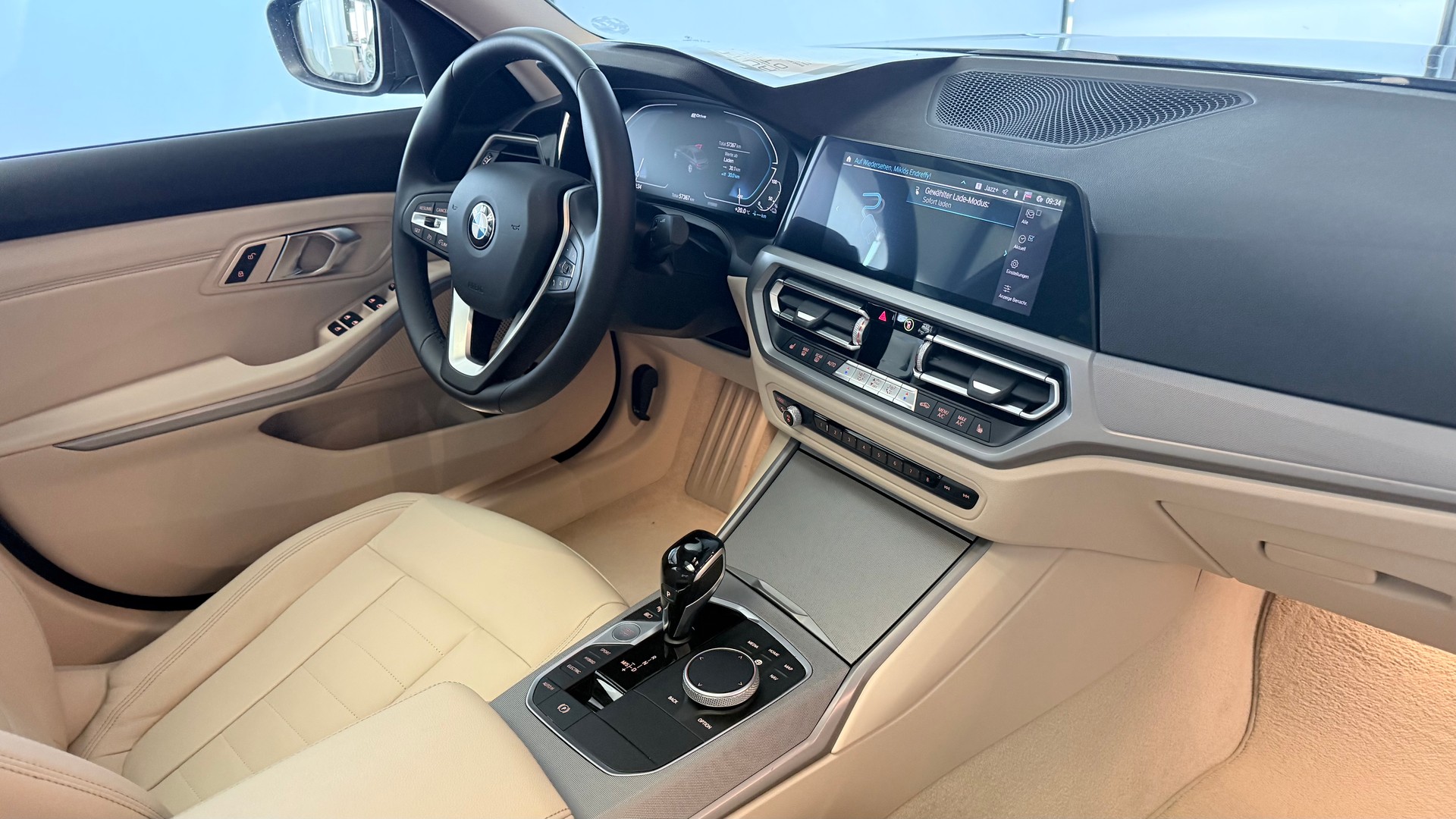 BMW 330e-image-21