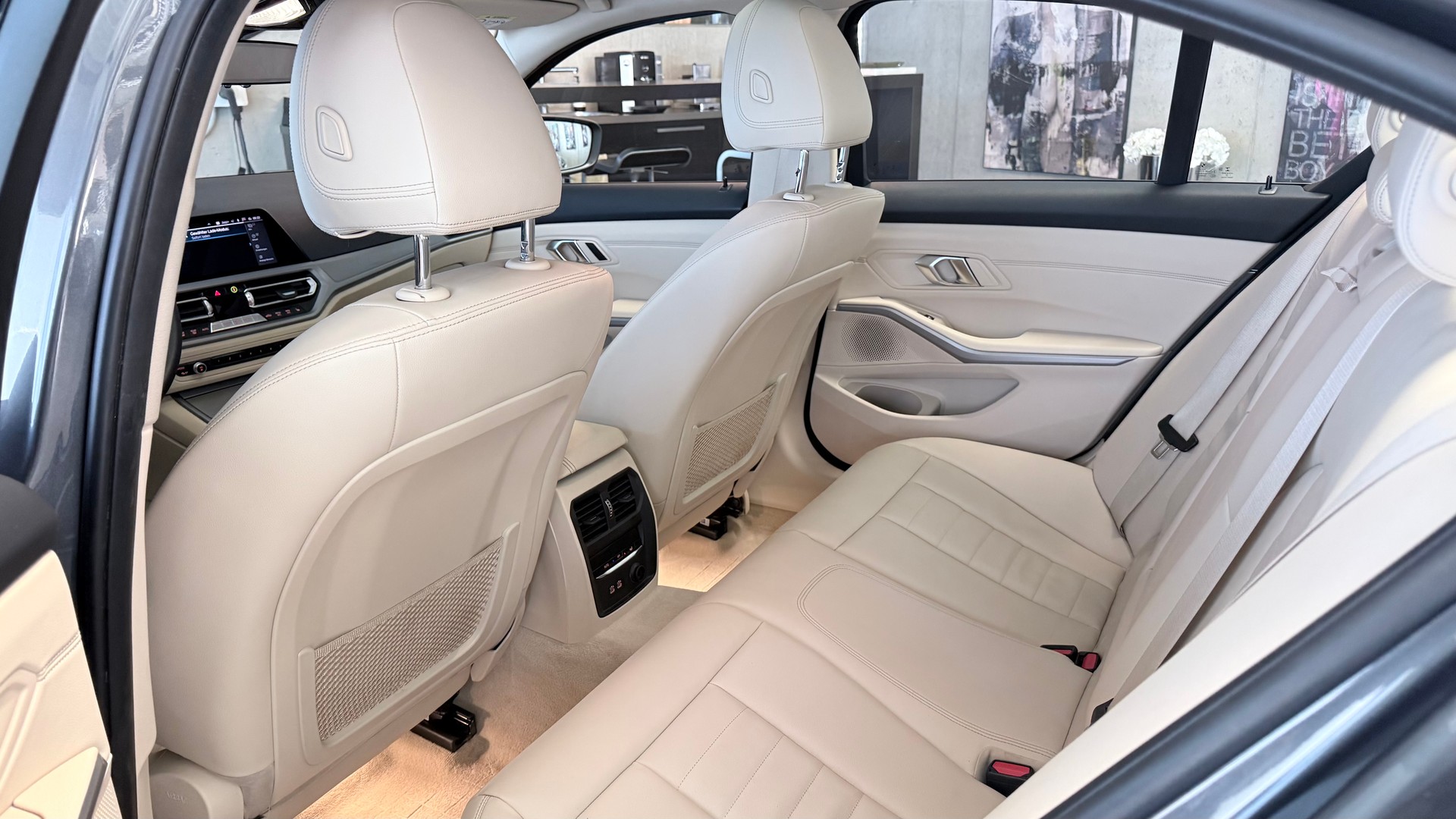 BMW 330e-image-8