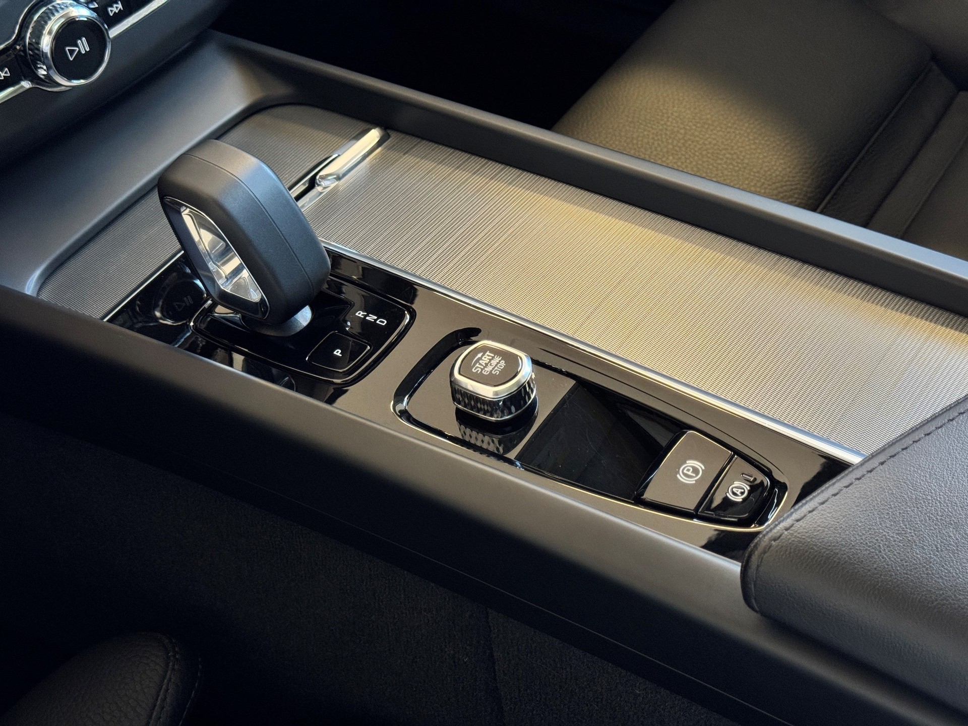 VOLVO XC60 2.0 T6 TE Plus Dark eAWD-image-16