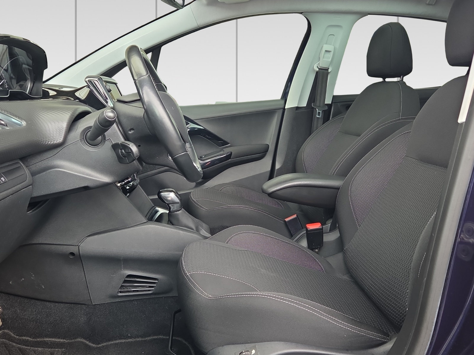 PEUGEOT 208 1.2 PureTech Signature-image-5