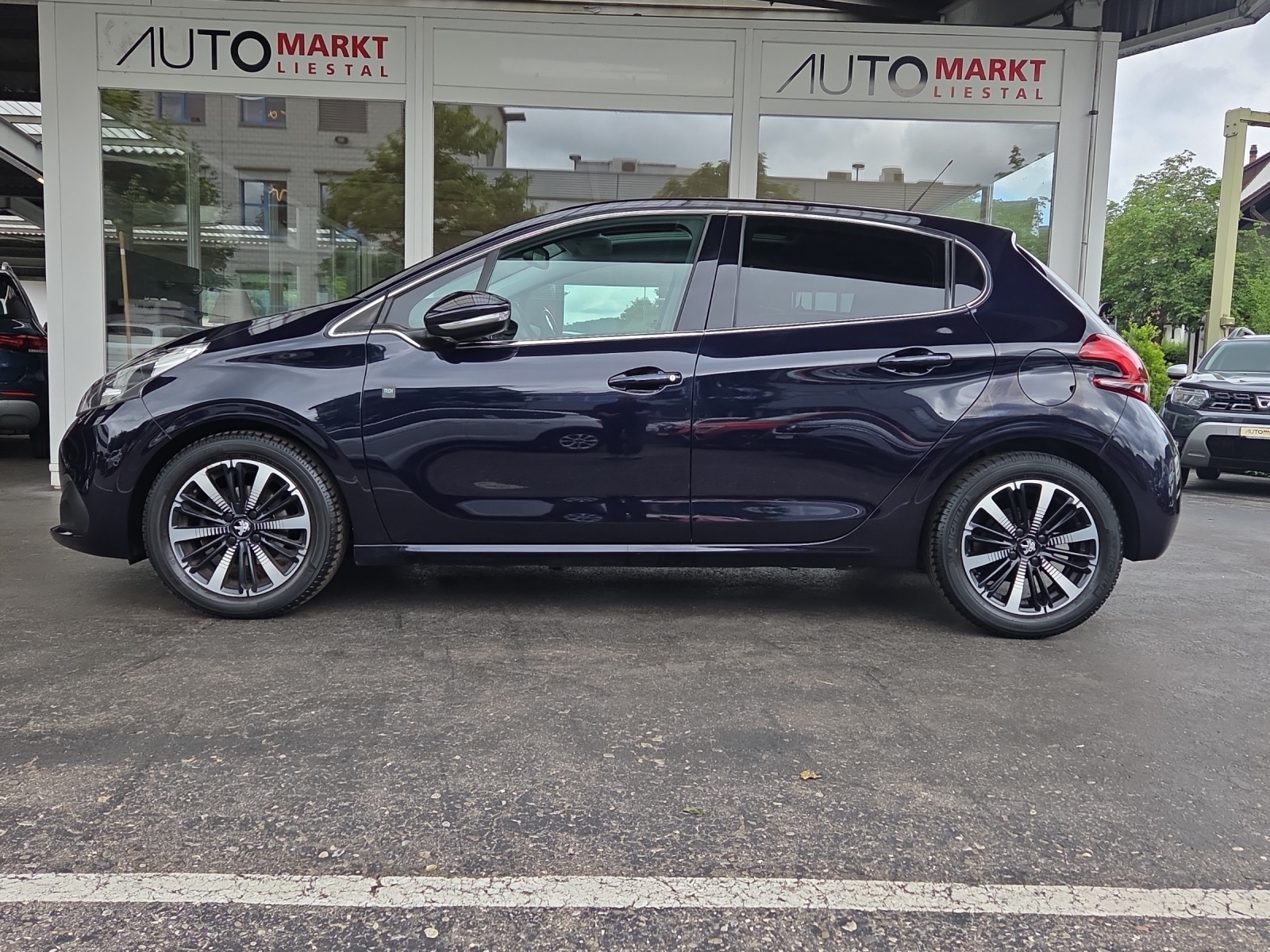 PEUGEOT 208 1.2 PureTech Signature-showroom-element-1