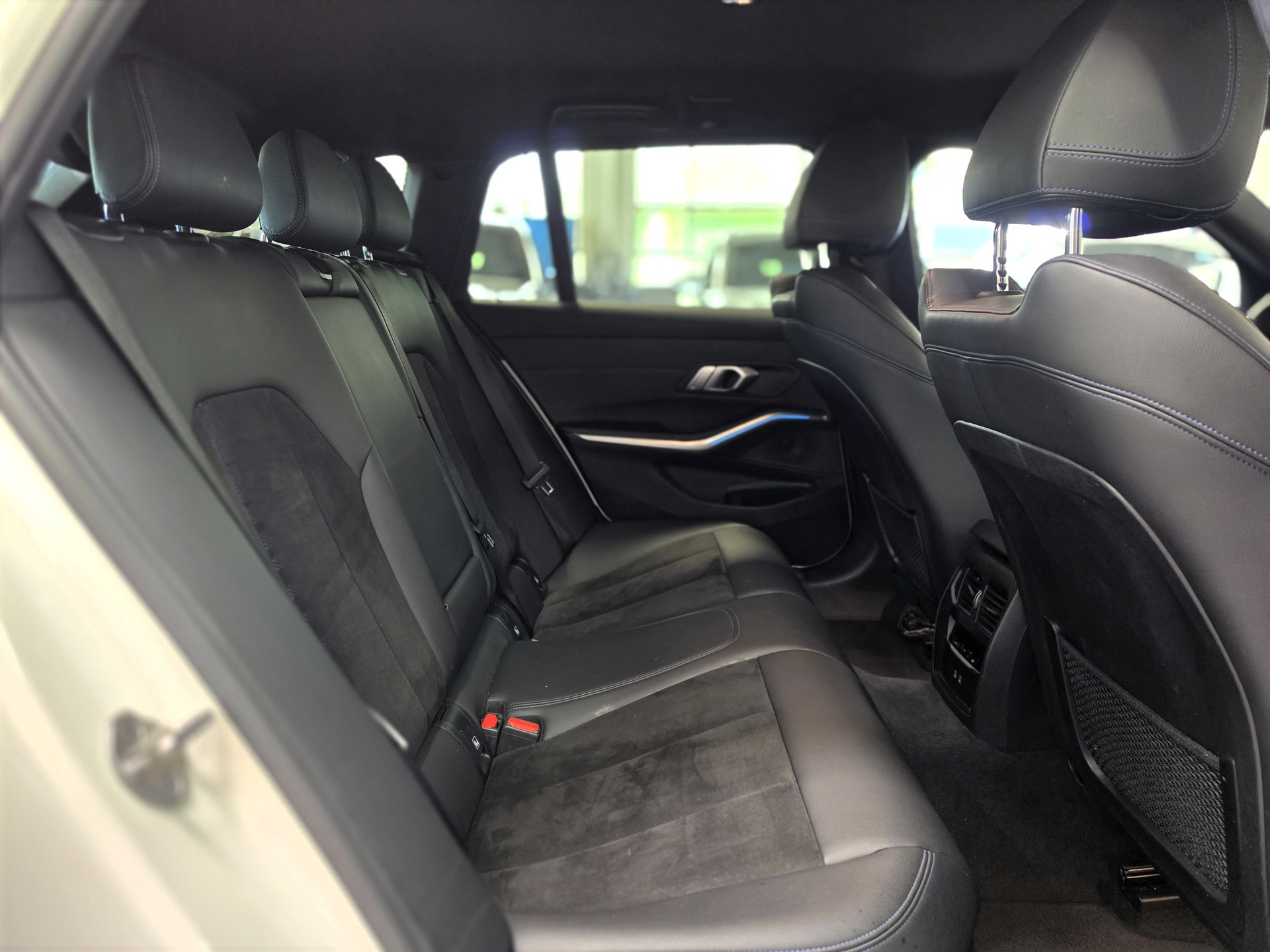 BMW 330e x DriveTouring M Sport Steptronic-image-13