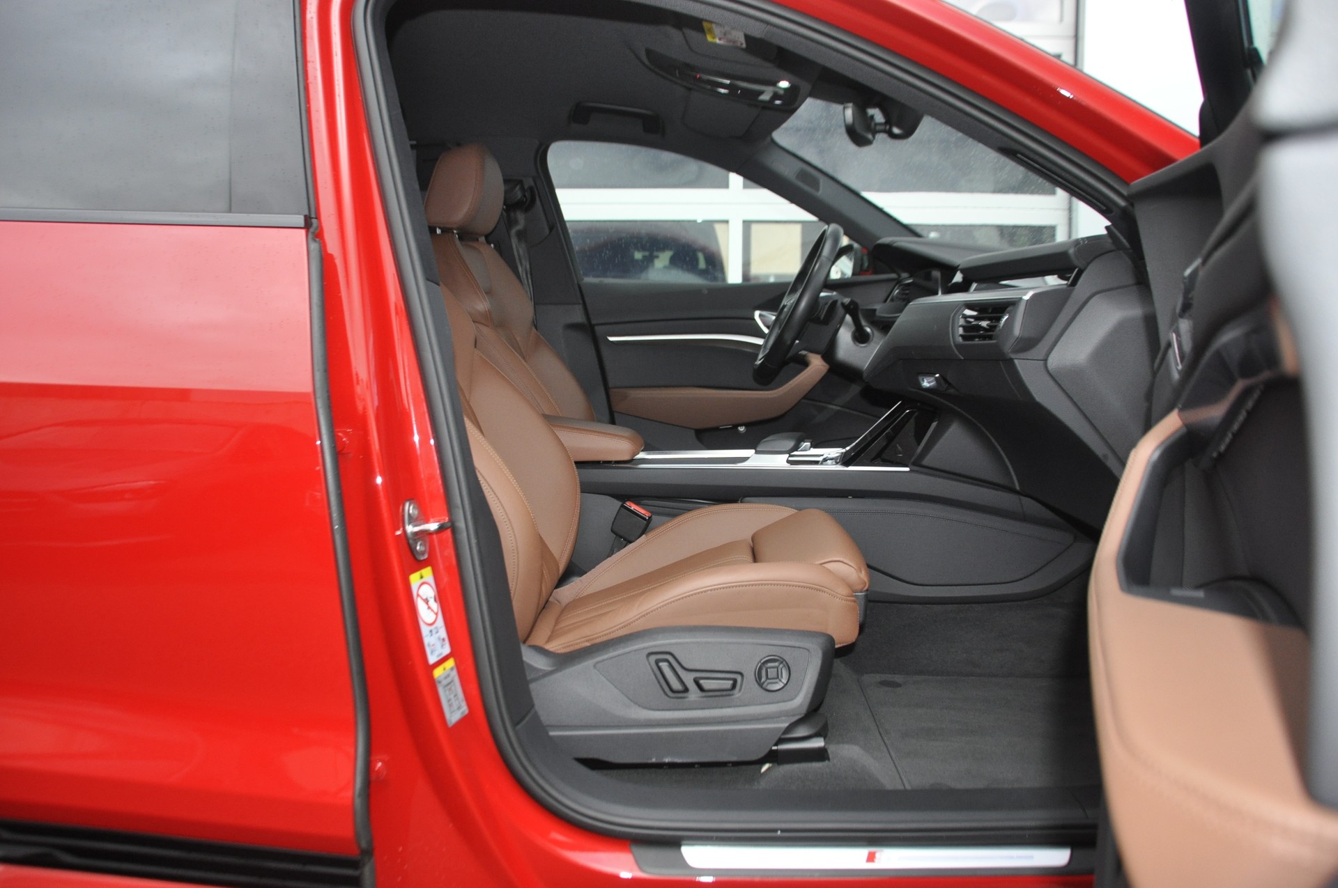 AUDI e-tron 55 S Line quattro I Anhängerkupplung-image-6