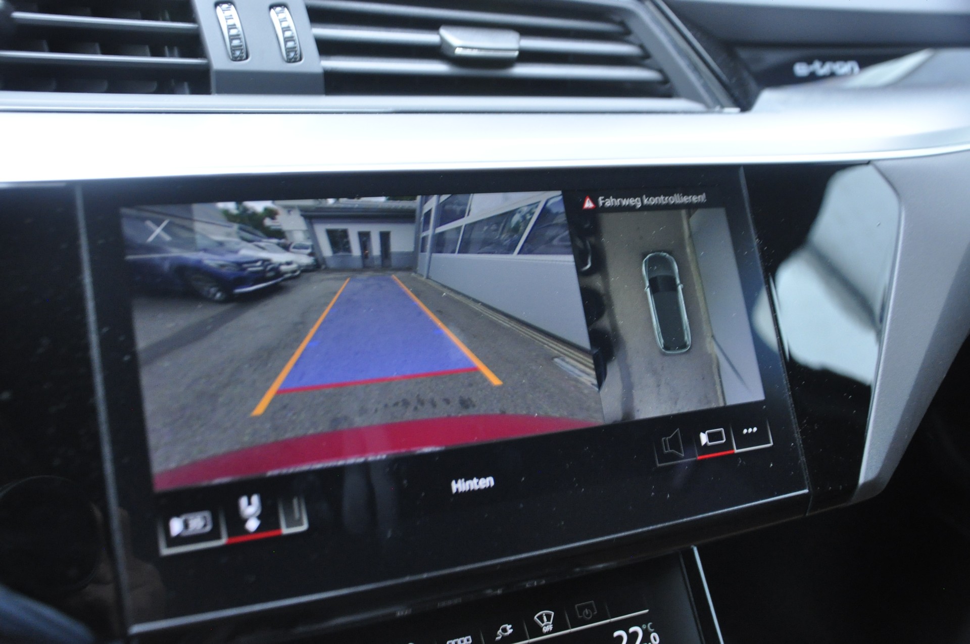 AUDI e-tron 55 S Line quattro I Anhängerkupplung-image-11